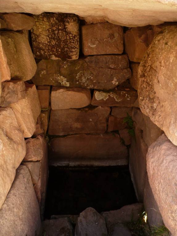 Fonte de água que nunca seca em antigas ruínas incas na Isla del Sol, no lago Titicaca, na Bolívia